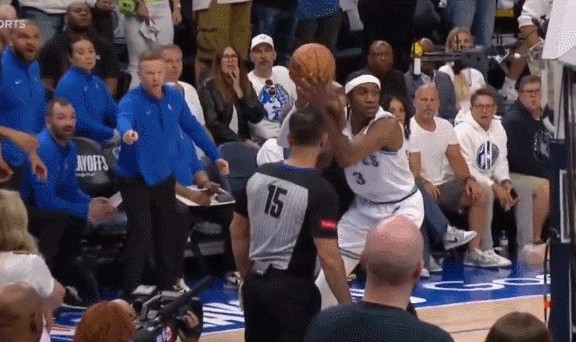 开云平台-两处细节决定比赛！教练斗法基德让芬奇甘拜下风