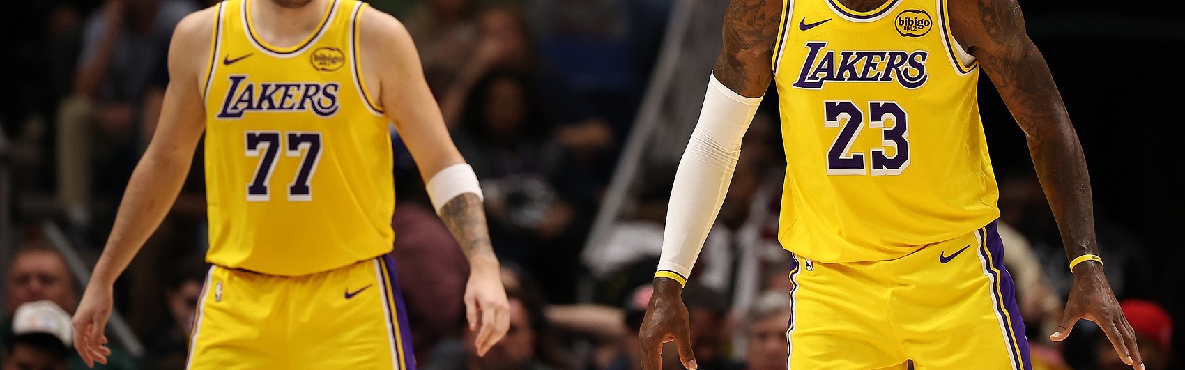 开云平台-詹姆斯进入26年末节89分且正负值+56 队内领跑 东契奇52分&amp;+16