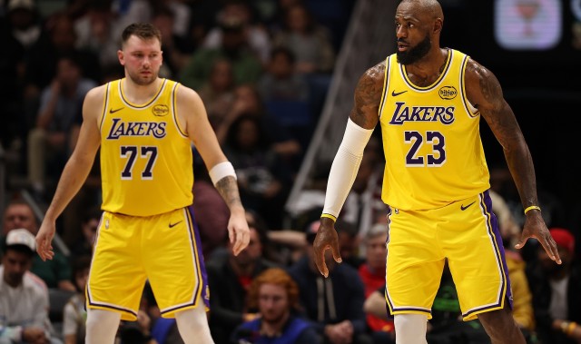 开云平台-詹姆斯进入26年末节89分且正负值+56 队内领跑 东契奇52分&amp;+16